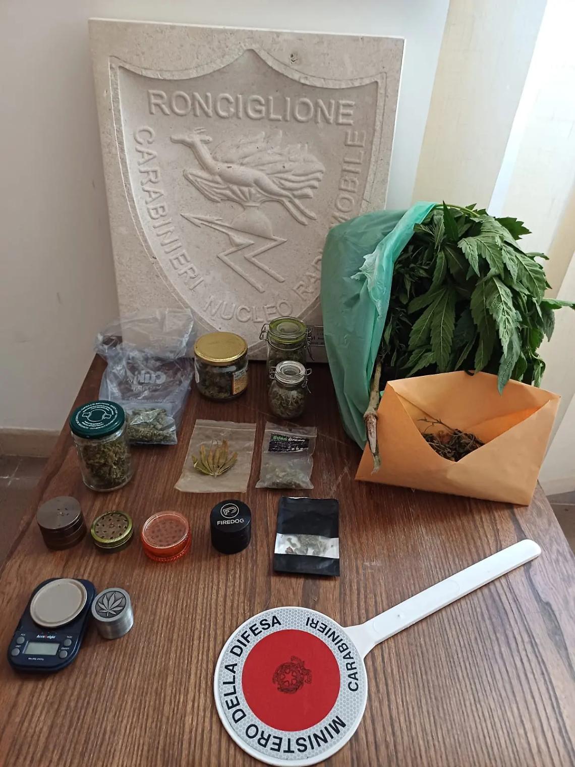 Fermati per un controllo, consegnano la droga