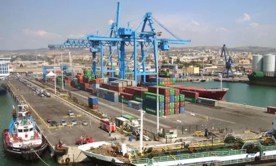 Porto, slitta la sovrattassa