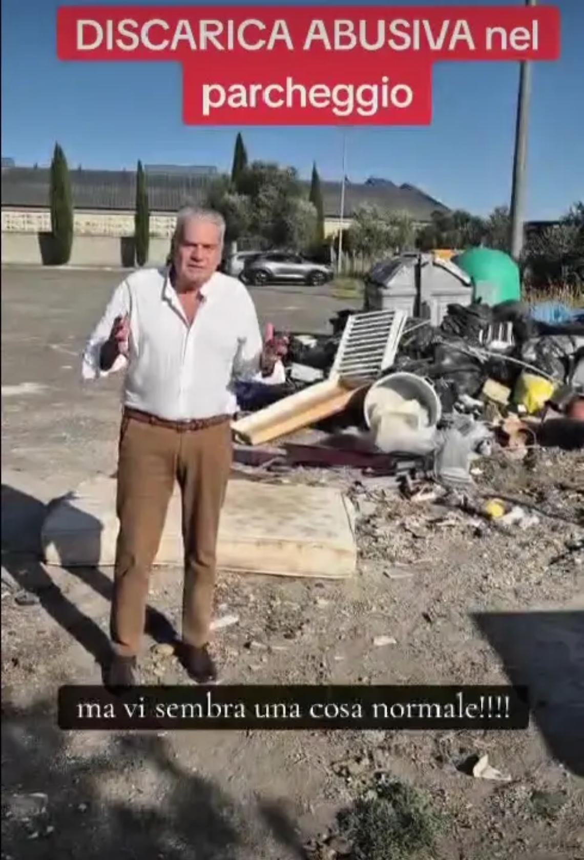 Una discarica davanti al cimitero di S. Lazzaro