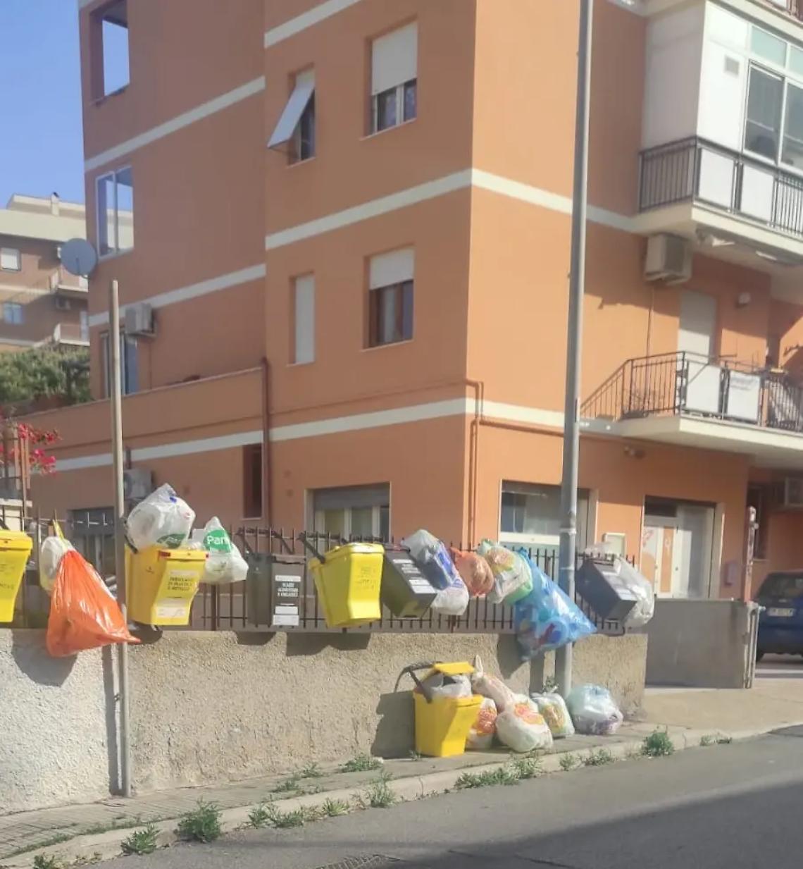 Rifiuti, conferimento selvaggio in via Pietro Bernardini
