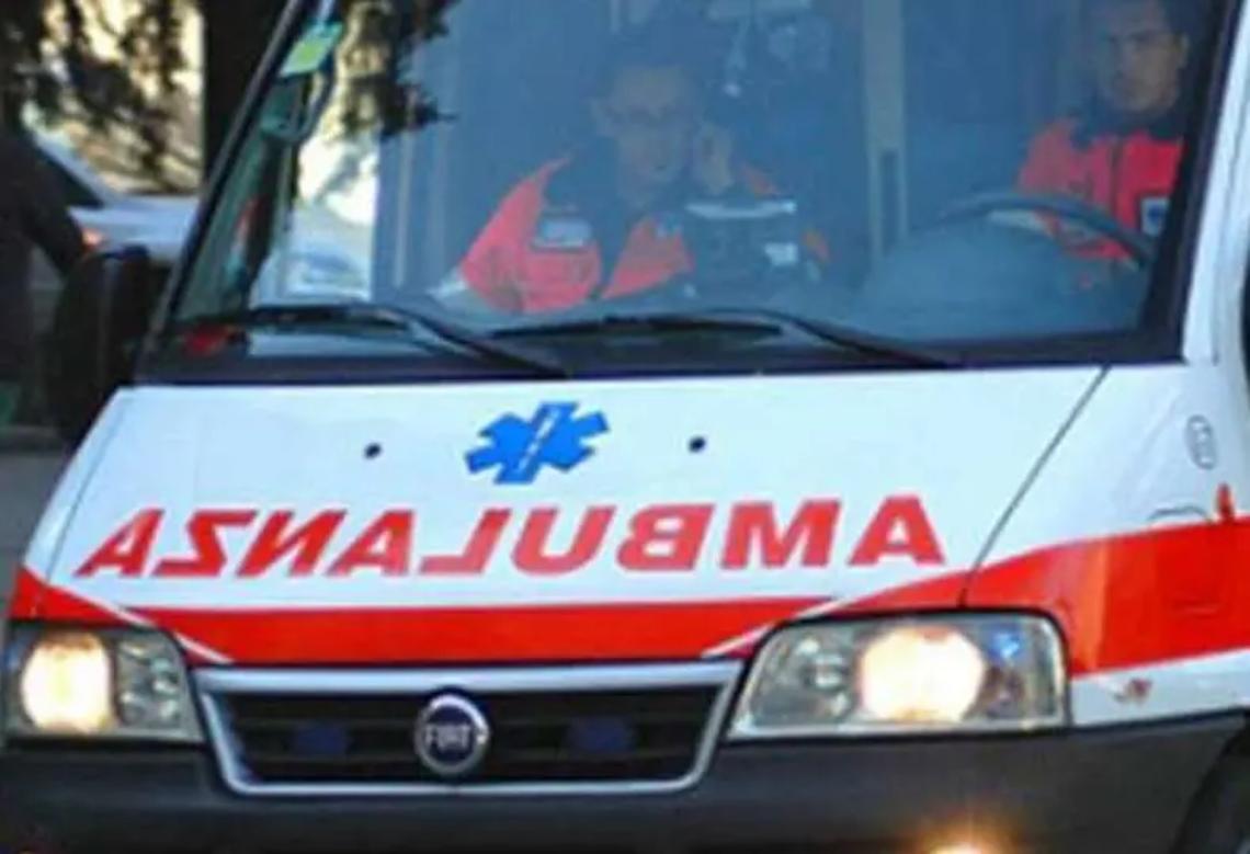 Colto da malore mentre passeggia, muore 46enne