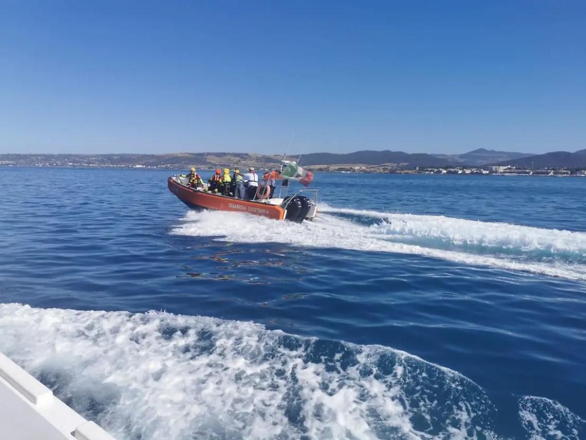Ammaraggio di un ultraleggero con 5 persone a bordo e il pilota: esercitazione di soccorso nel mare di Santa Severa