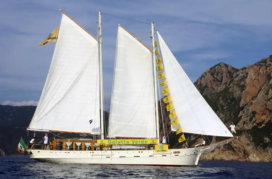 Tappa al porto per Goletta verde