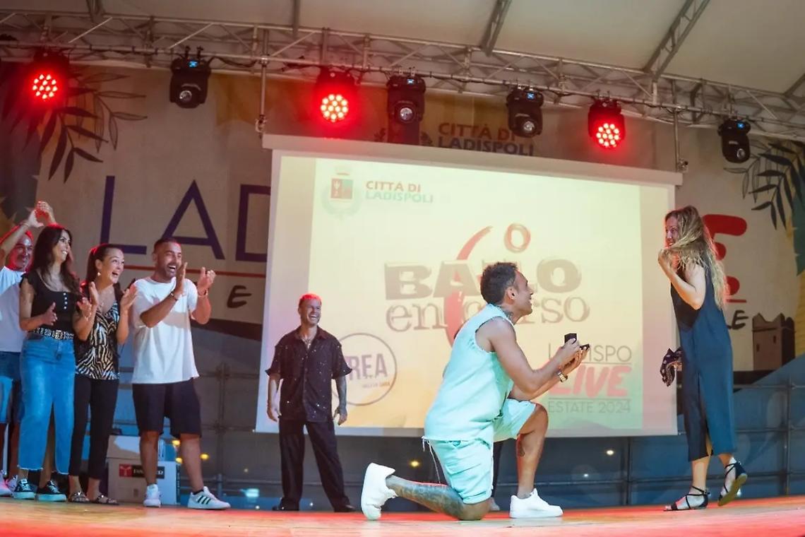 Arriva il &ldquo;s&igrave;&rdquo; durante la festa salsera in piazza: Mirko chiede la mano di Serena e poi il bacio &ndash; IL VIDEO