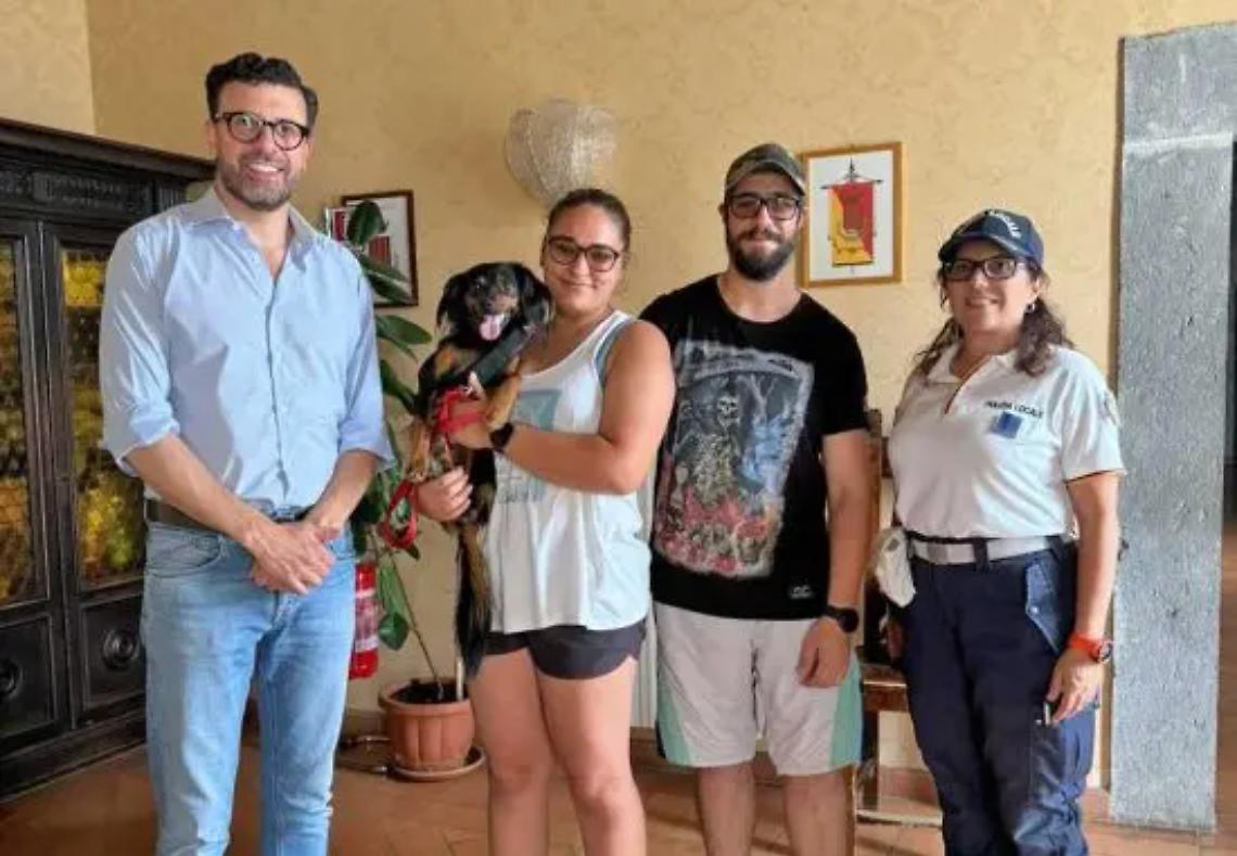 Turisti trovano un portafoglio pieno di soldi e lo portano in Comune