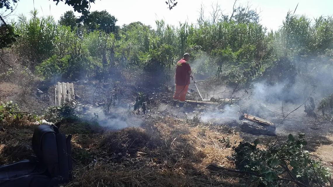 In fiamme sterpaglie e rifiuti, va a fuoco via del Ferraccio