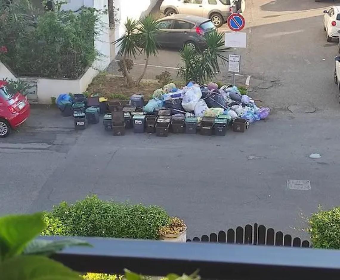 Al mare con vista su discariche