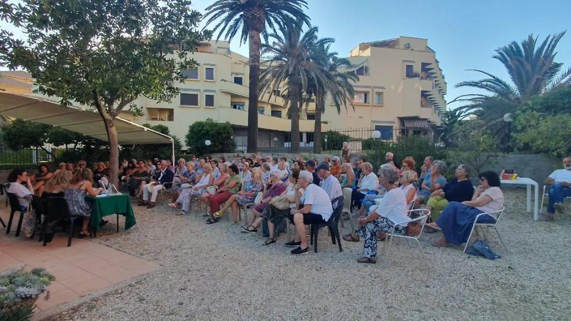 Lo sguardo sulle scrittrici del mondo: cento persone alla Casina Trincia