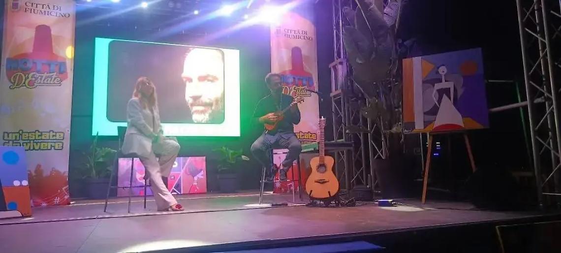 L&rsquo;artista Neri Marcor&egrave; apre le &ldquo;Notti d&rsquo;estate&rdquo; a Fregene