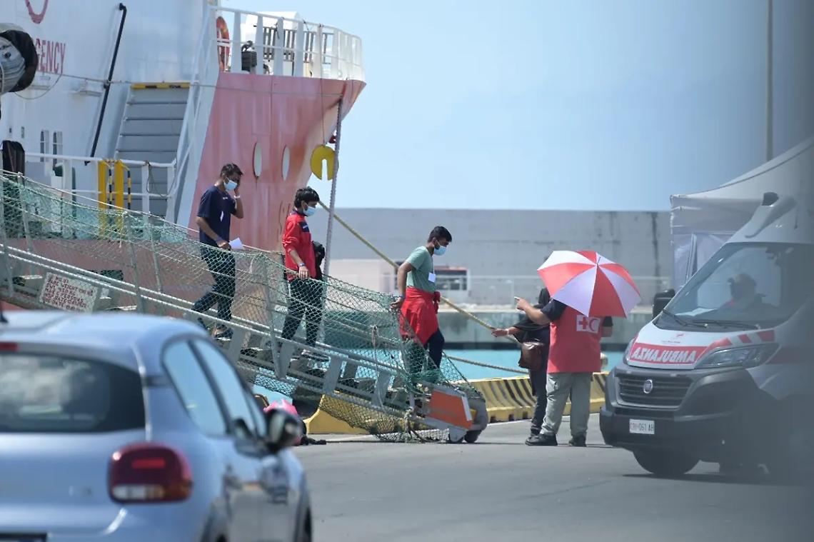 Life support, in porto i 178 migranti salvati da Emergency