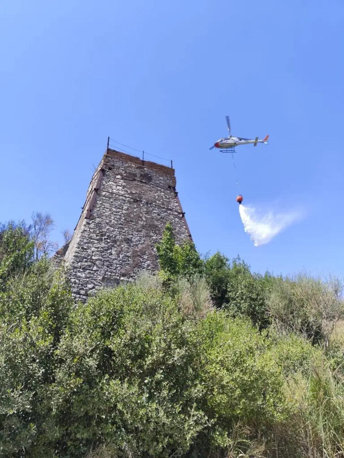 Quattro incendi in poche ore, la periferia &egrave; sotto assedio