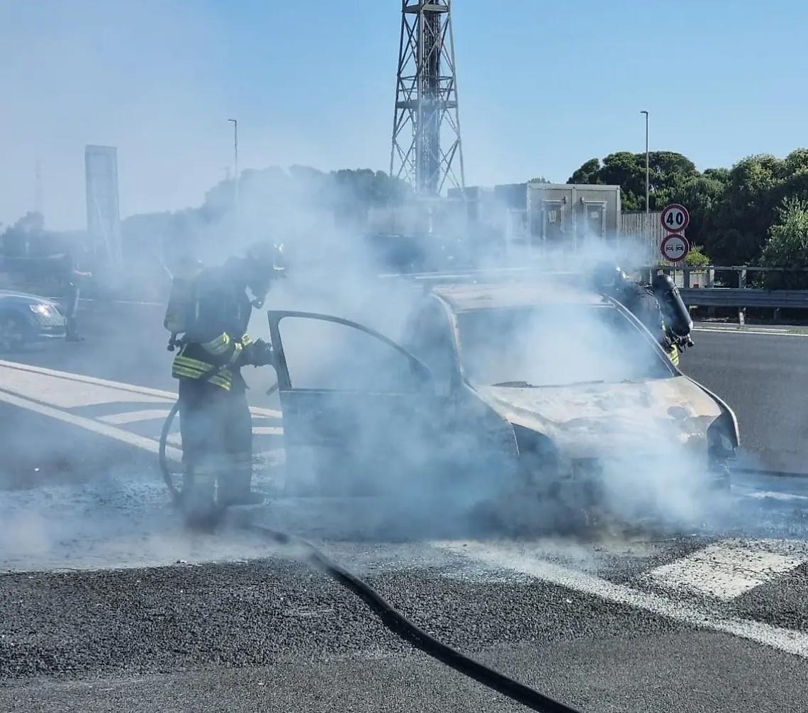 Auto in fiamme nei pressi del casello Civitavecchia sud