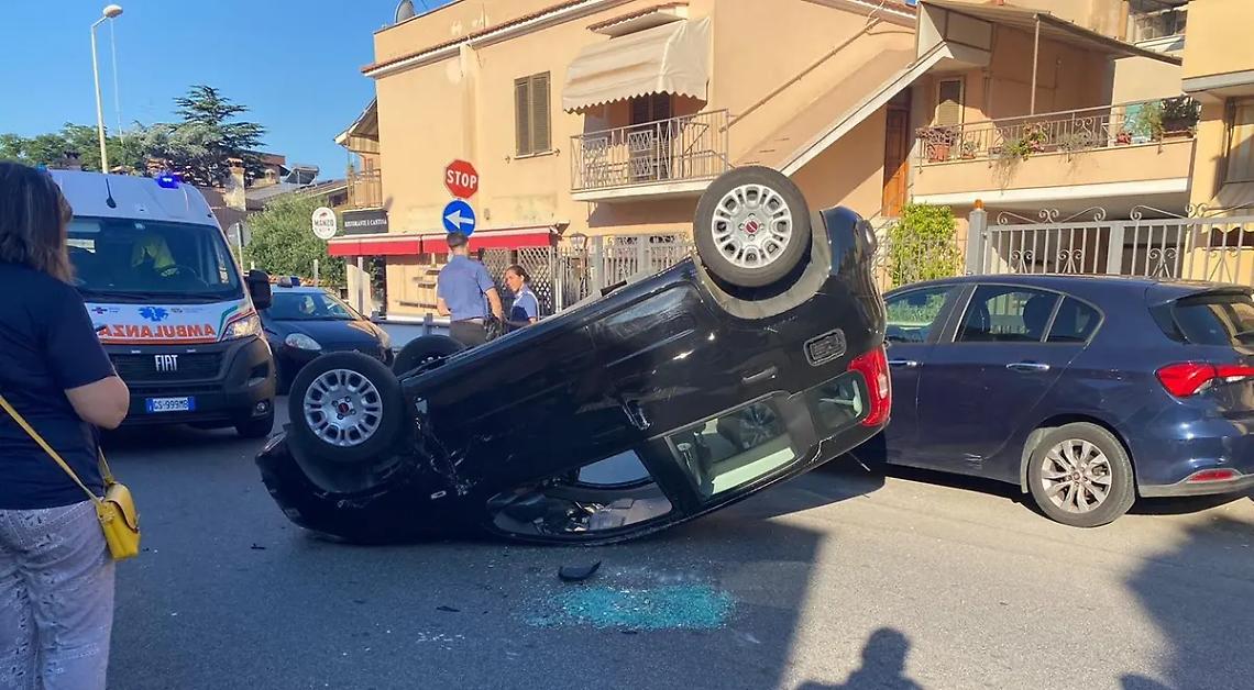 Si ribalta in centro con la sua auto: uomo in ospedale