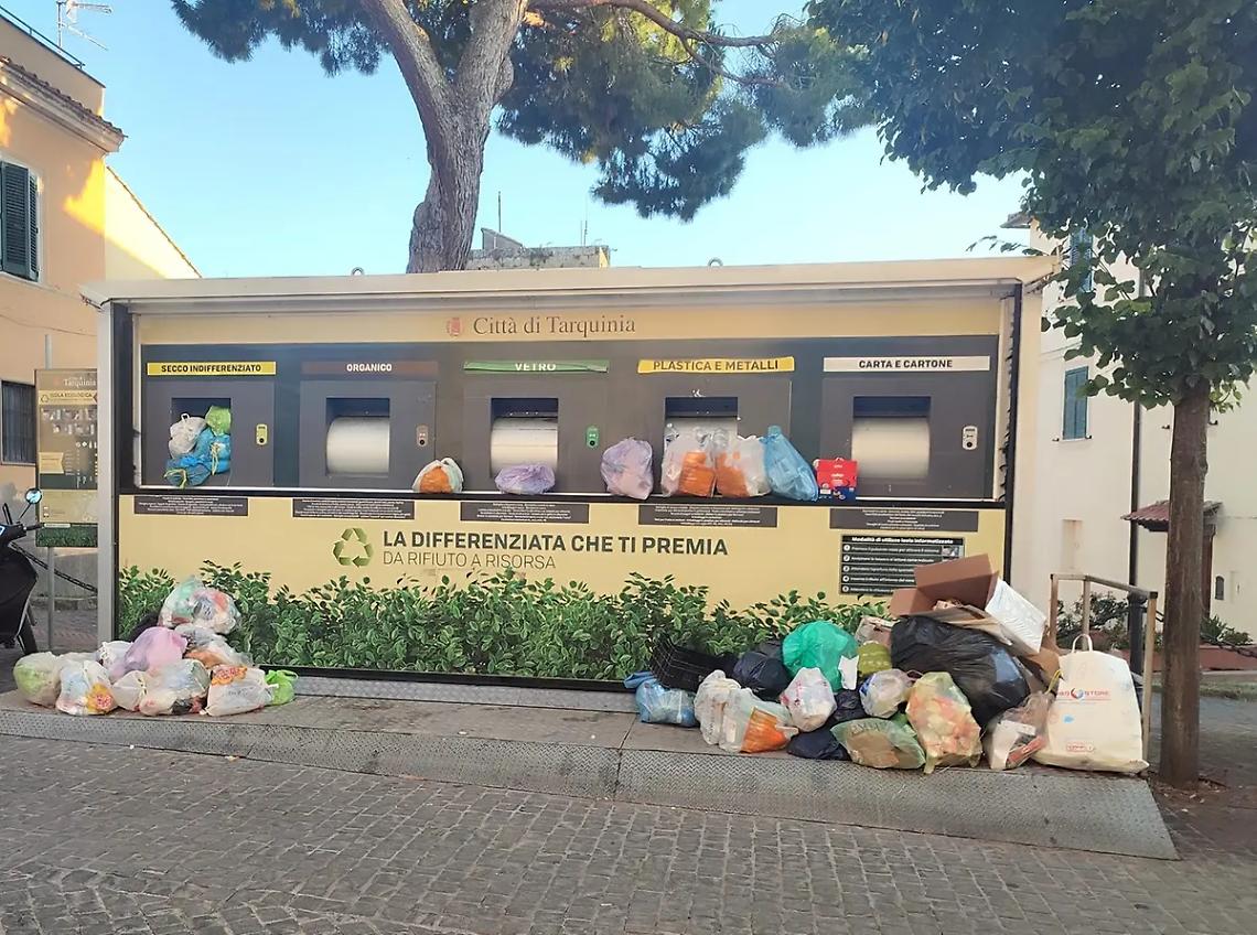 Rifiuti lasciati in strada, emergenza a Tarquinia: cittadini pronti a rivolgersi alla Procura della Repubblica