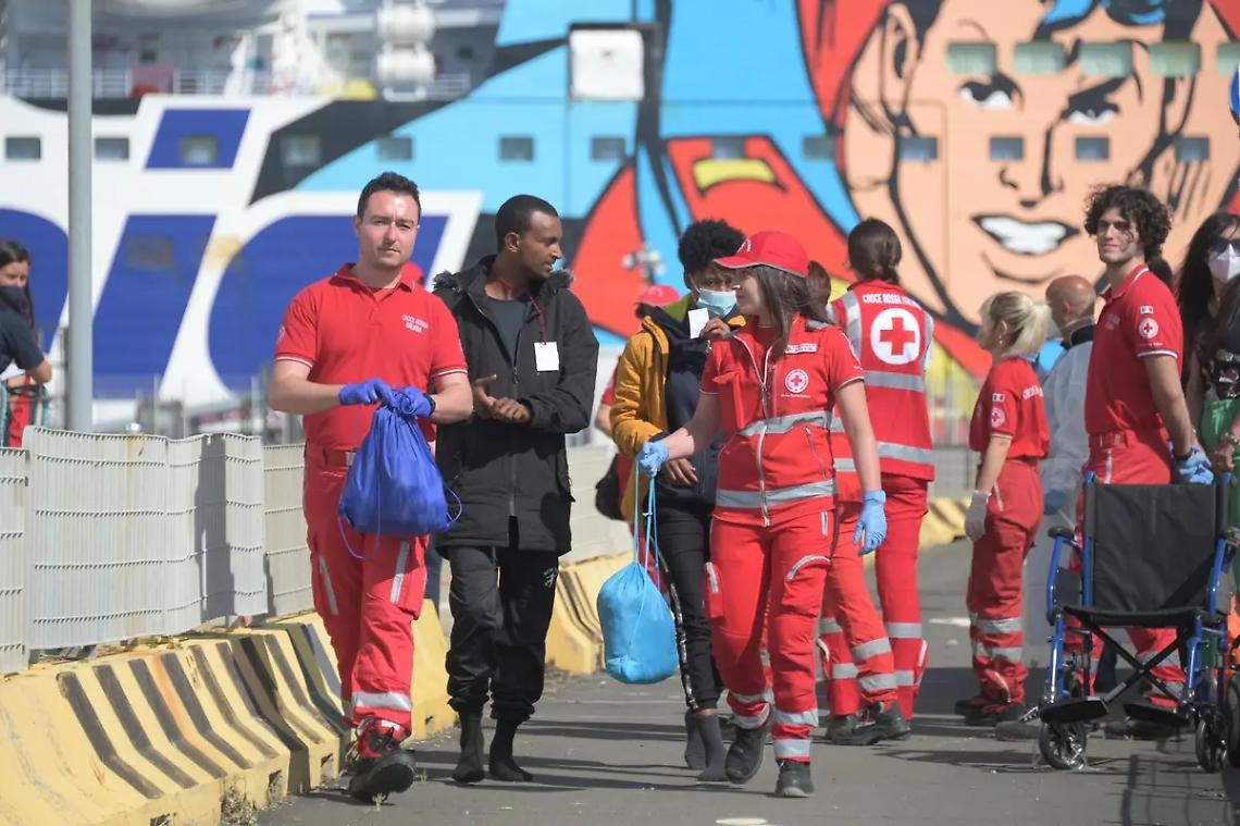 Storie di umanit&agrave;, la Croce Rossa e l'accoglienza dei Migranti a Civitavecchia