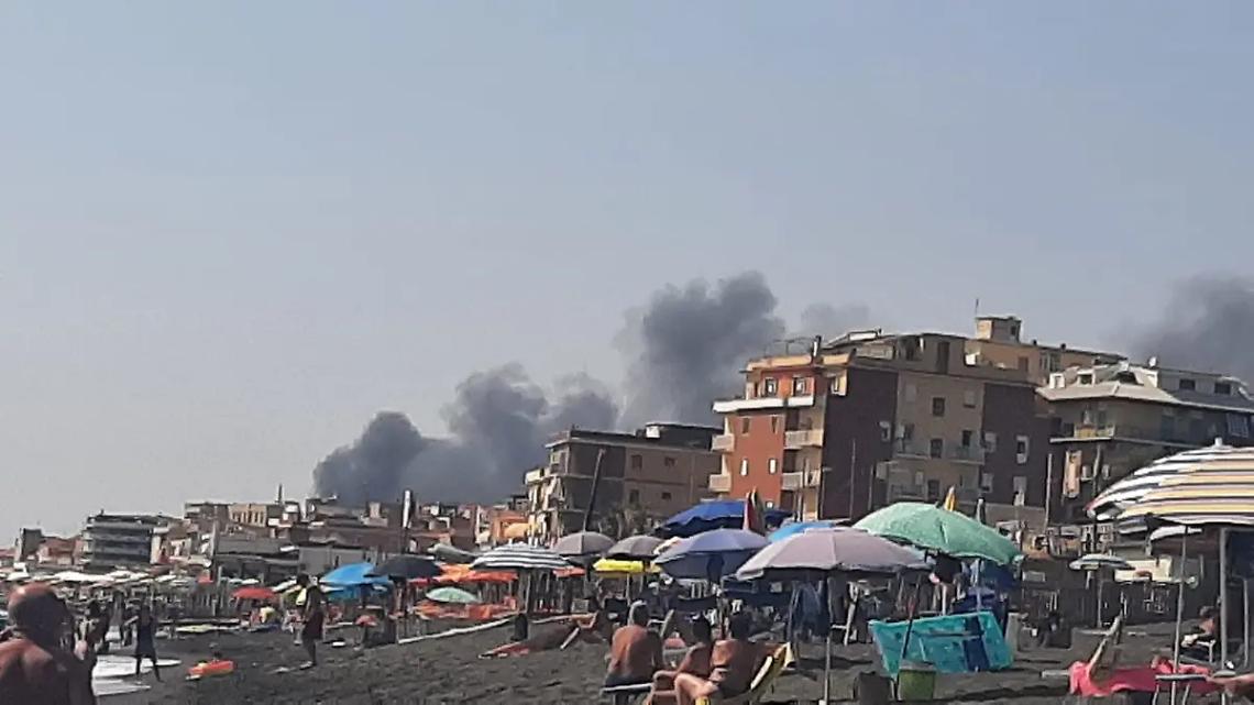 Ladispoli, grosso incendio in via dei Cacciatori: in fiamme anche una baracca