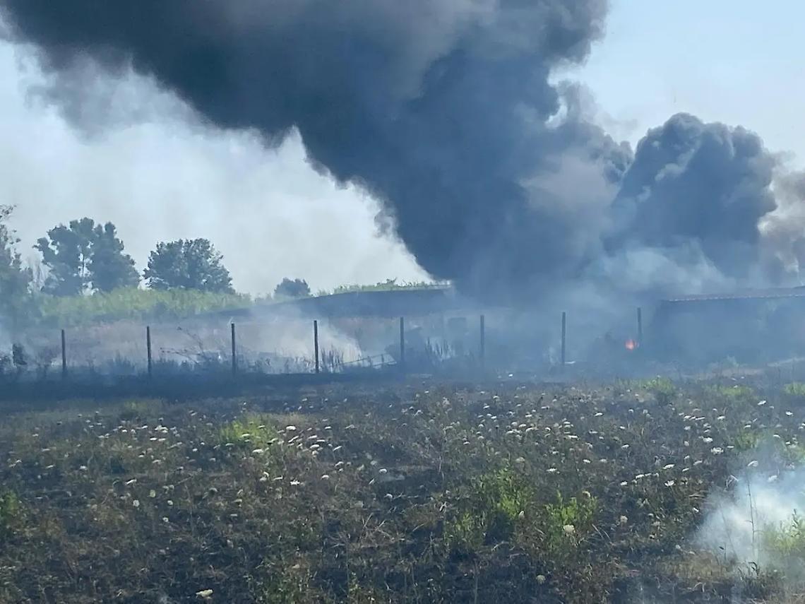 Baracca e rifiuti in fiamme, il fumo si vede dalle spiagge