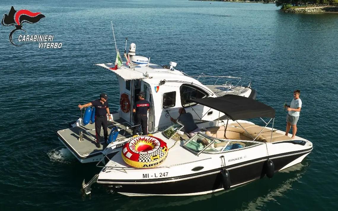 Finisce in acqua mentre fa sci nautico: turista tratto in salvo dai carabinieri