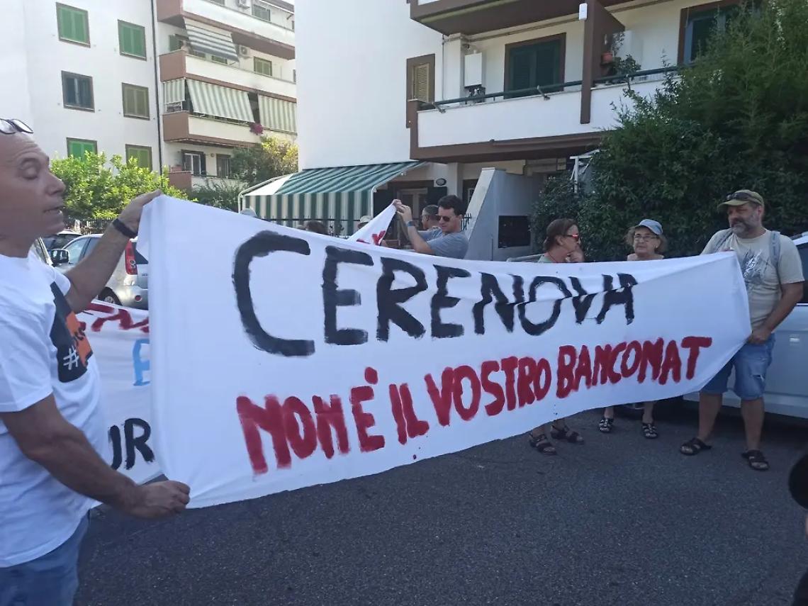 Cittadini in strada contro il degrado