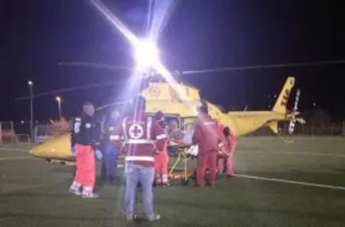 Auto contro albero: gravissimi due giovani