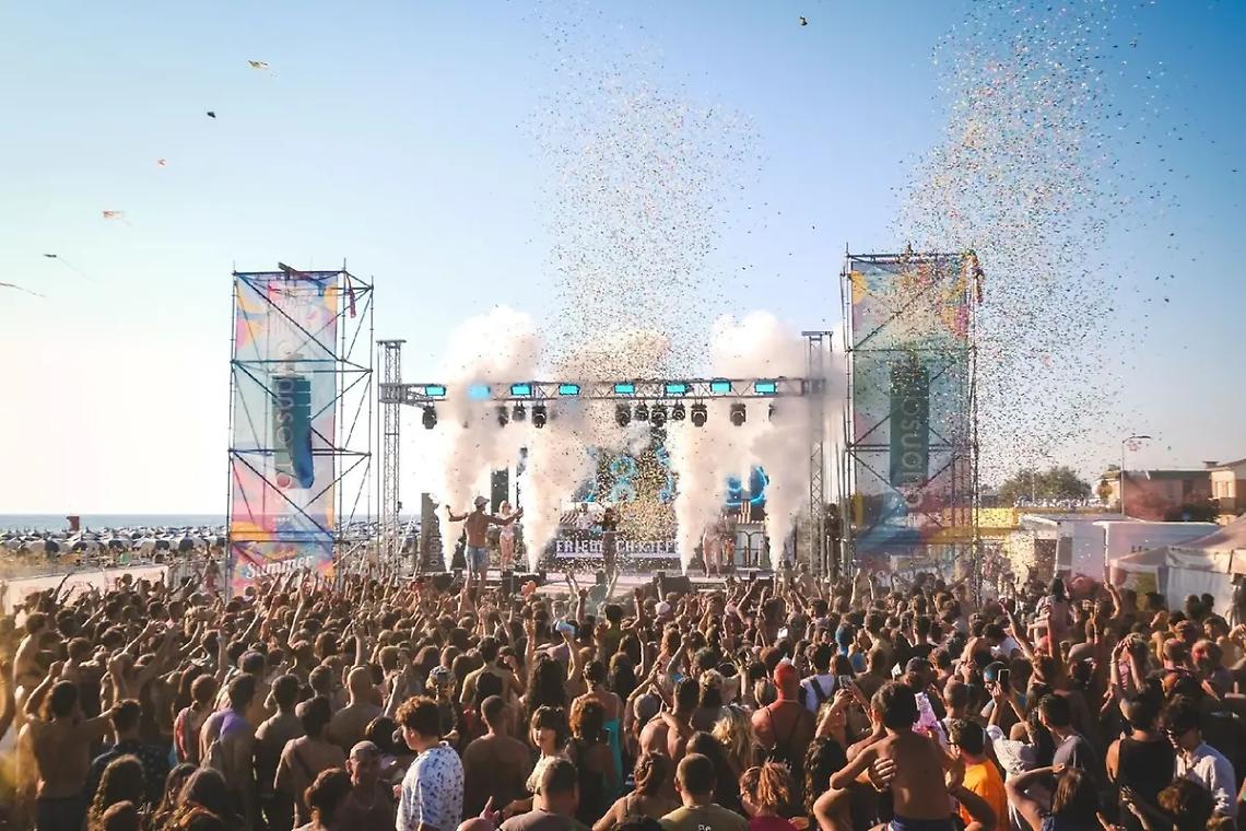 A Tarquinia Lido si balla con il Festival Summer Holi 2024, la festa dei colori