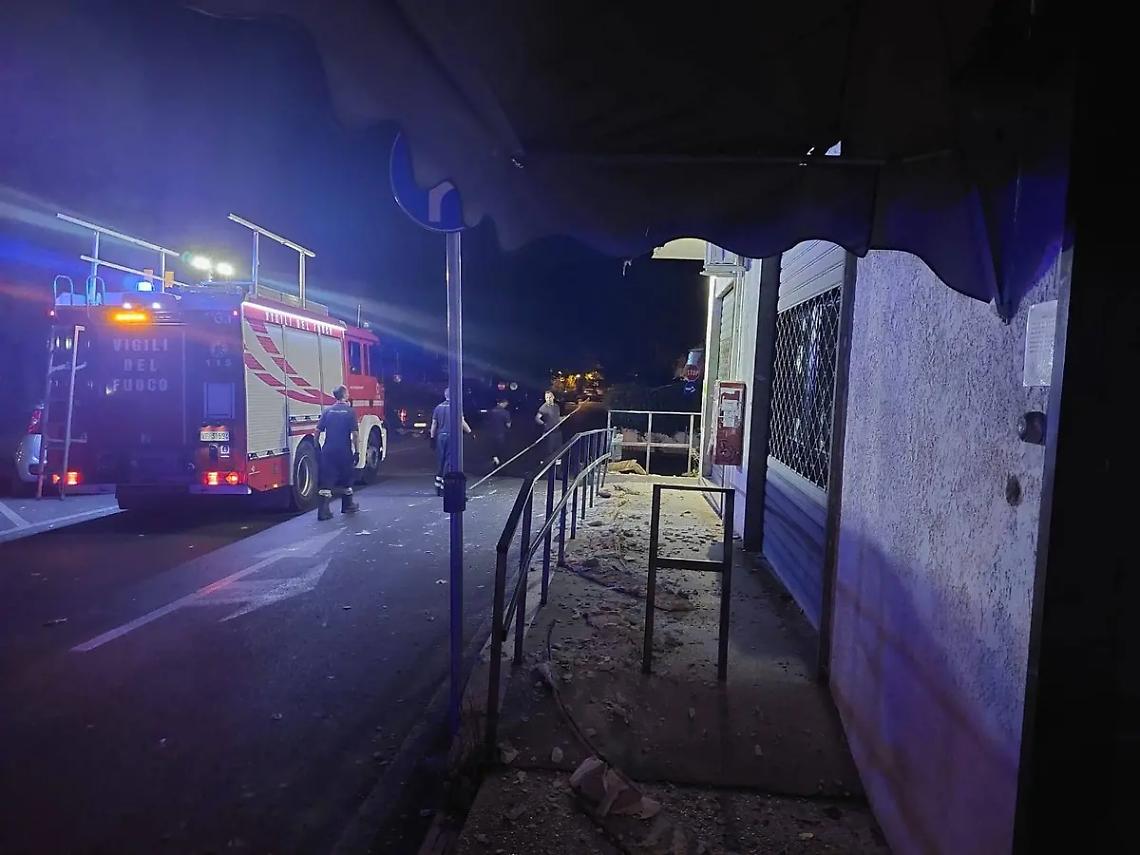 Cade cornicione, ufficio postale chiuso