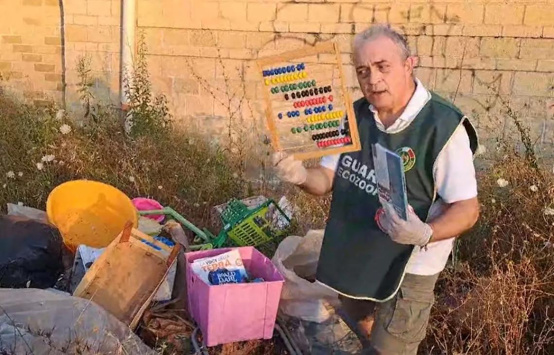 Materiale scolastico tra i rifiuti abbandonati &ndash; VIDEO