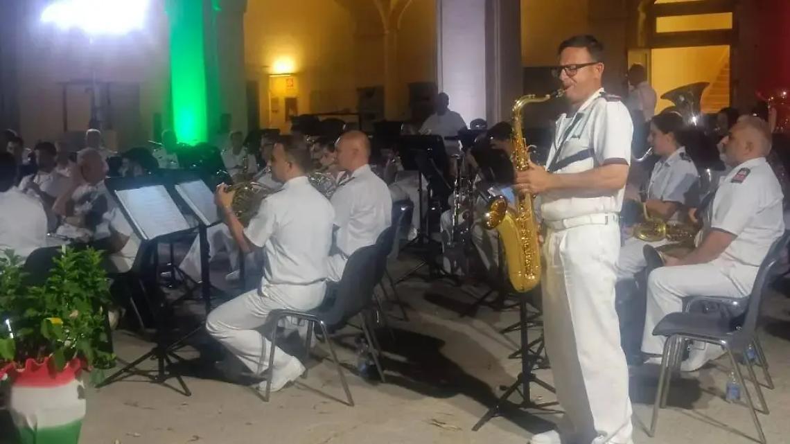 La banda musicale della Marina Militare incanta i presenti alla Corte di Villa Guglielmi