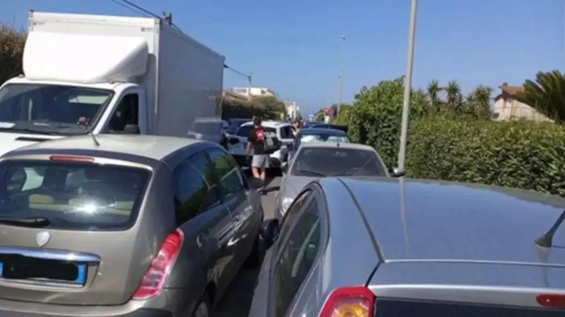 Parcheggio selvaggio a Focene: emanata l&rsquo;ordinanza per via Consorzio Focense