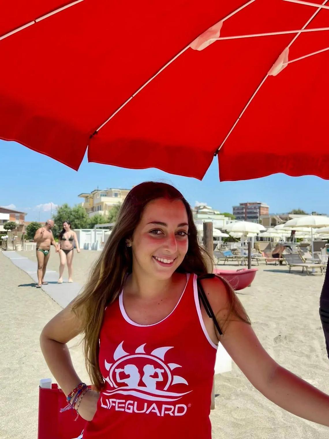 Collasso al Lido di Tarquinia, bagnina Lifeguard rianima un uomo