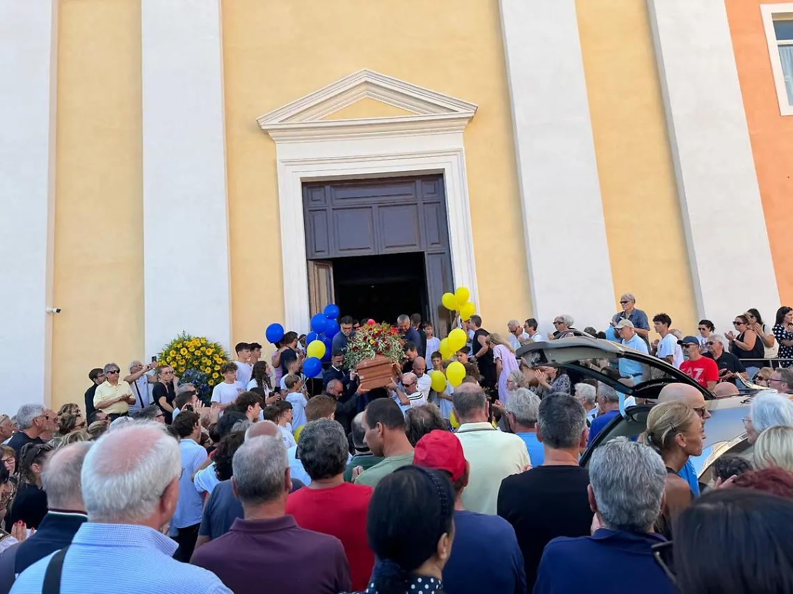 In tanti per dare l&rsquo;ultimo saluto ad Antonio Parisi