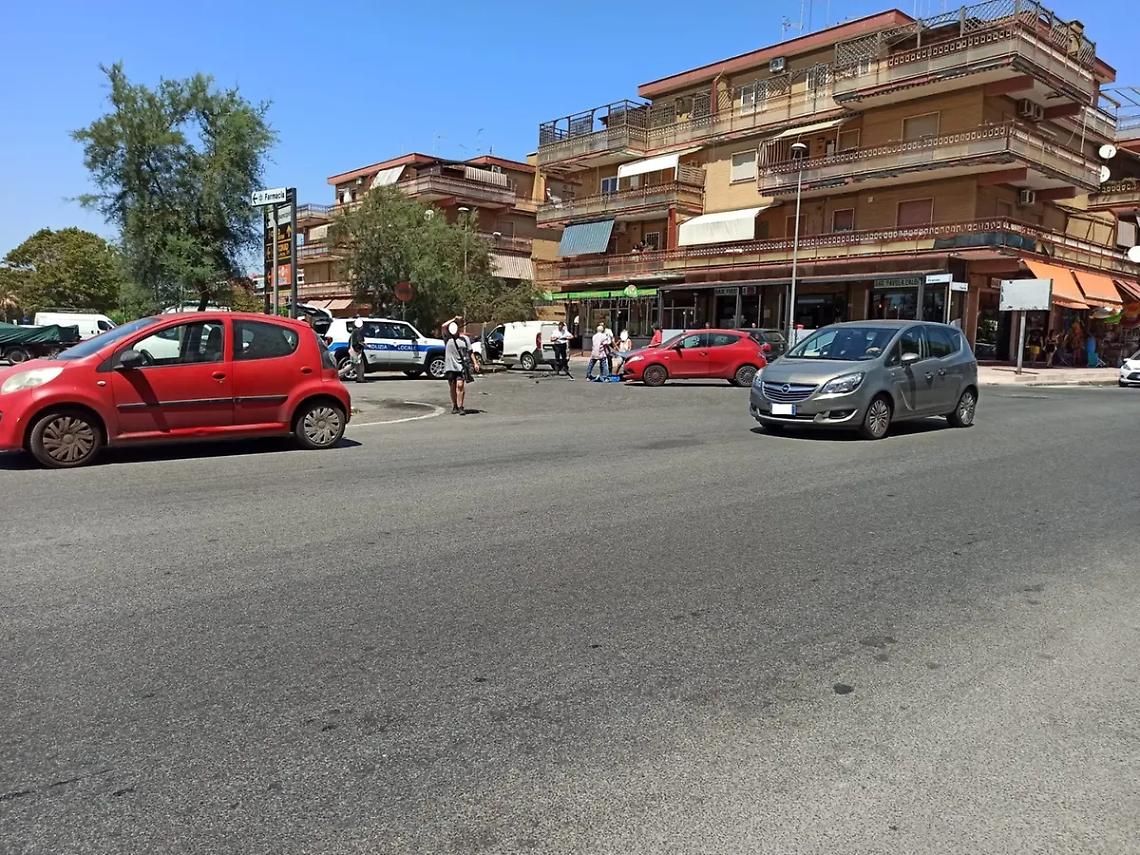Incidente a via Flavia, 30enne travolto sul monopattino