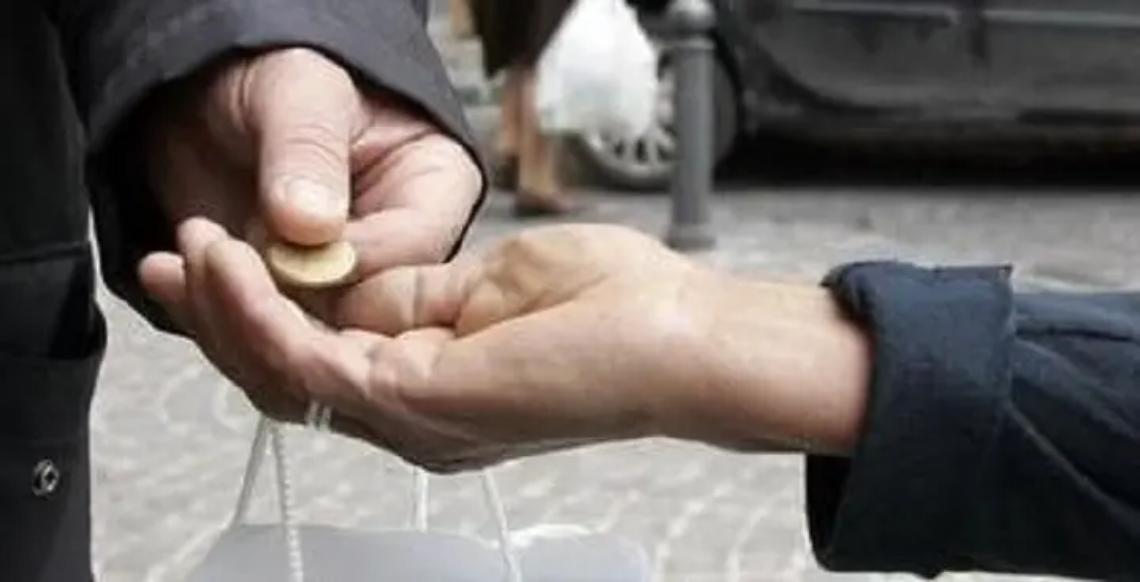 Racimolano soldi chiedendo il latte in polvere per i bambini