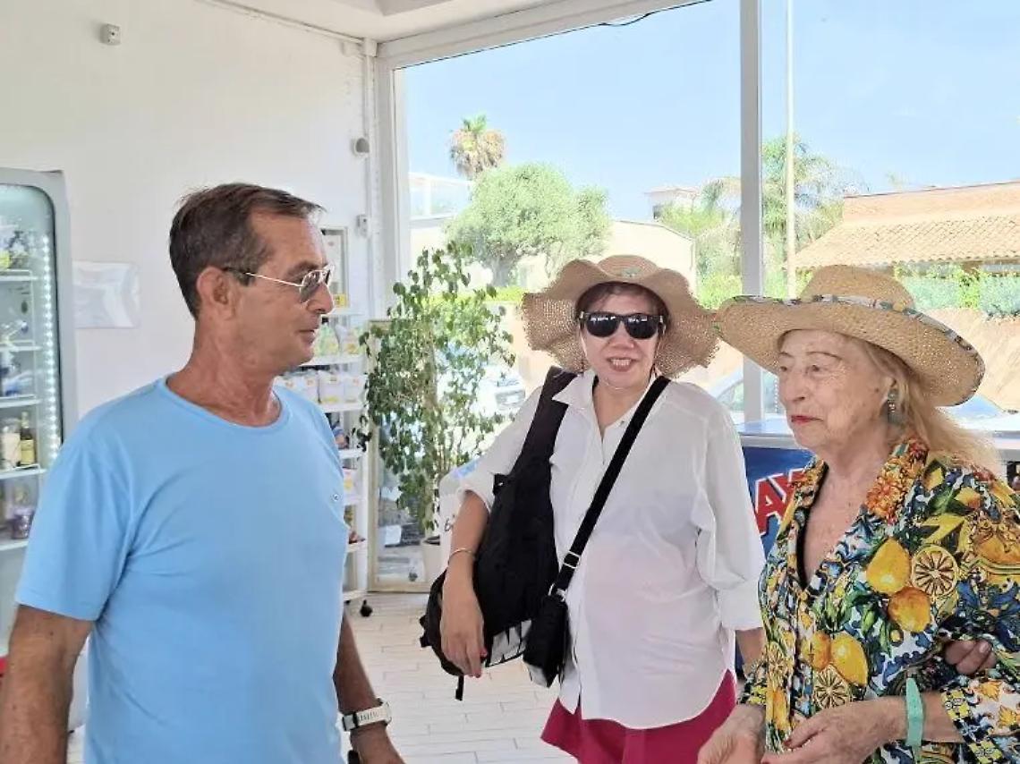 La principessa Elettra Marconi in relax al mare al Barracuda