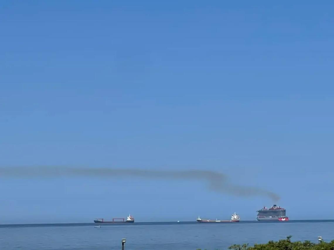 Nave in rada e fumi in aria: si moltiplicano le segnalazioni