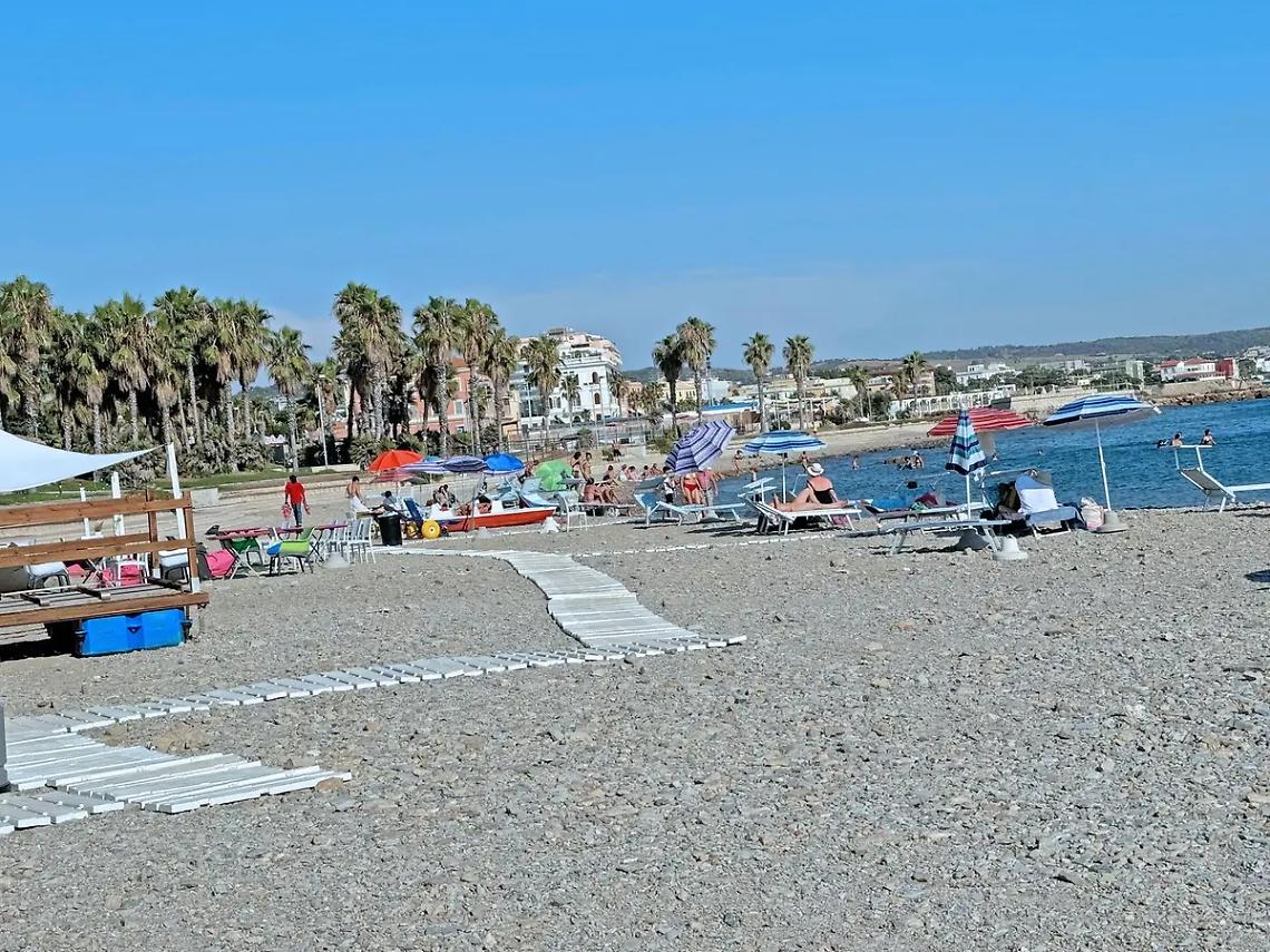 Spiagge, verso la normalit&agrave; sul lungomare: riaprono i primi stabilimenti
