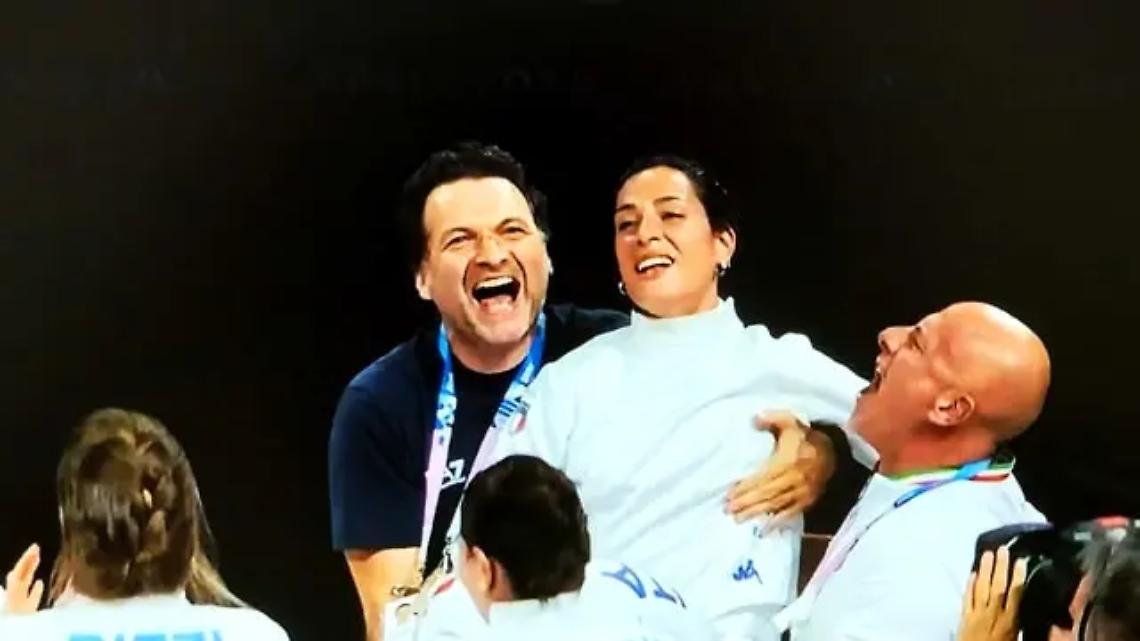 La gioia d&rsquo;oro di Maurizio Iaschi fisioterapista della squadra di scherma femminile campione a Parigi nella finale di spada