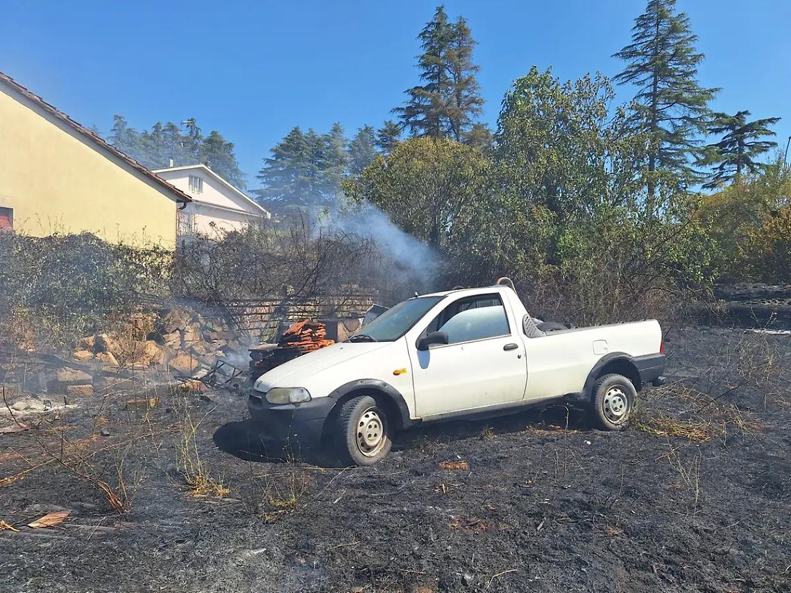 Incendio a Tre Croci: il fuoco divora una tettoia
