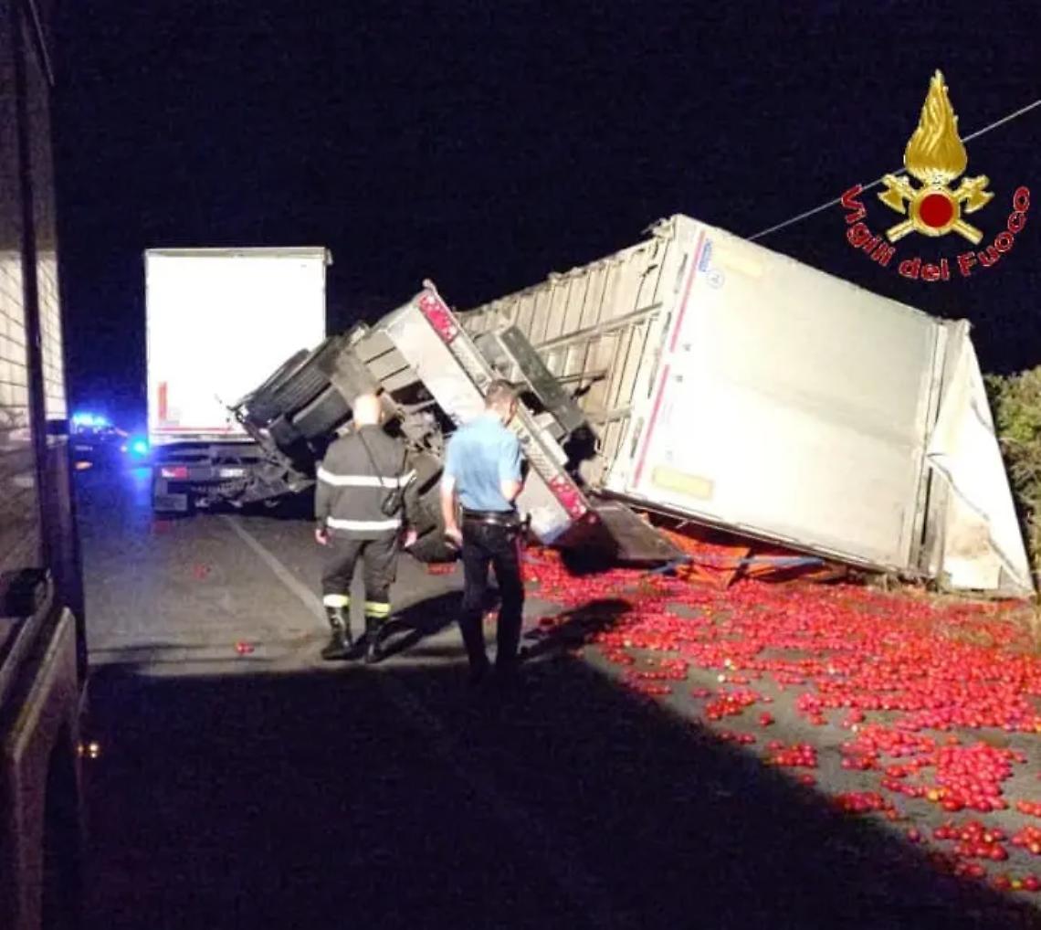 Tir carico di pomodori si ribalta: strada interrotta per ore