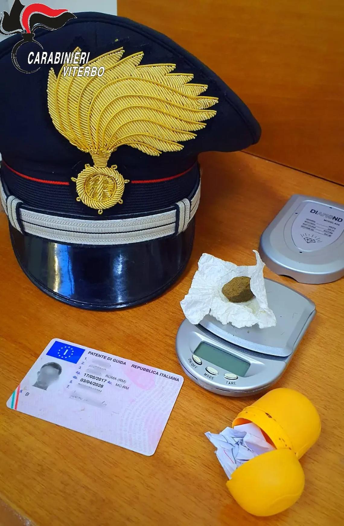 Nasconde hashish nell&rsquo;ovetto di cioccolata e finisce nei guai