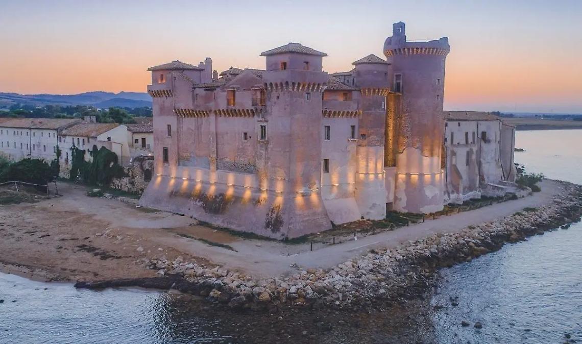Ezio Greggio sul palco del castello di Santa Severa