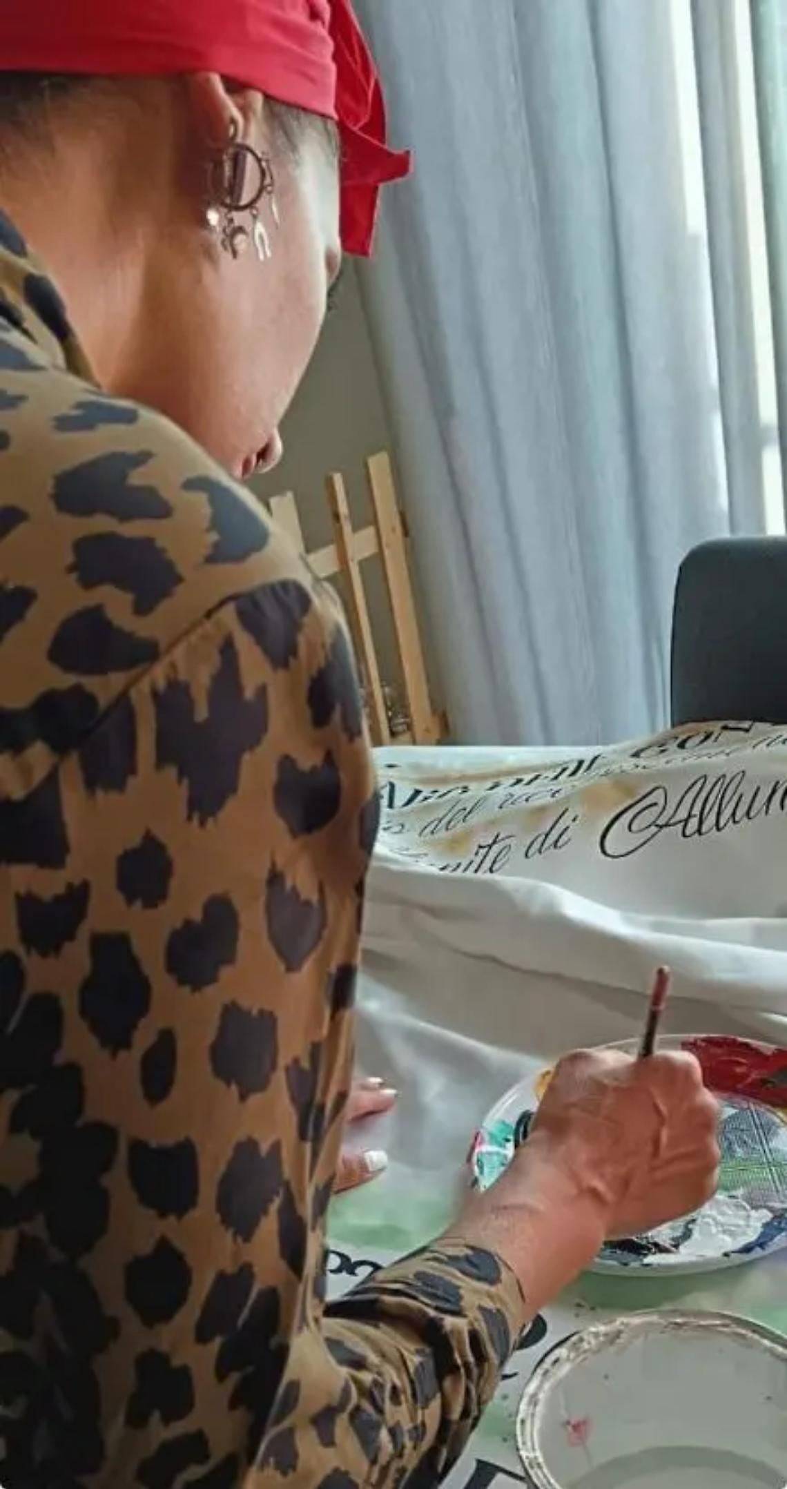 Palio delle Contrade, Danila Pietrini al lavoro per realizzare il Cencio 2024