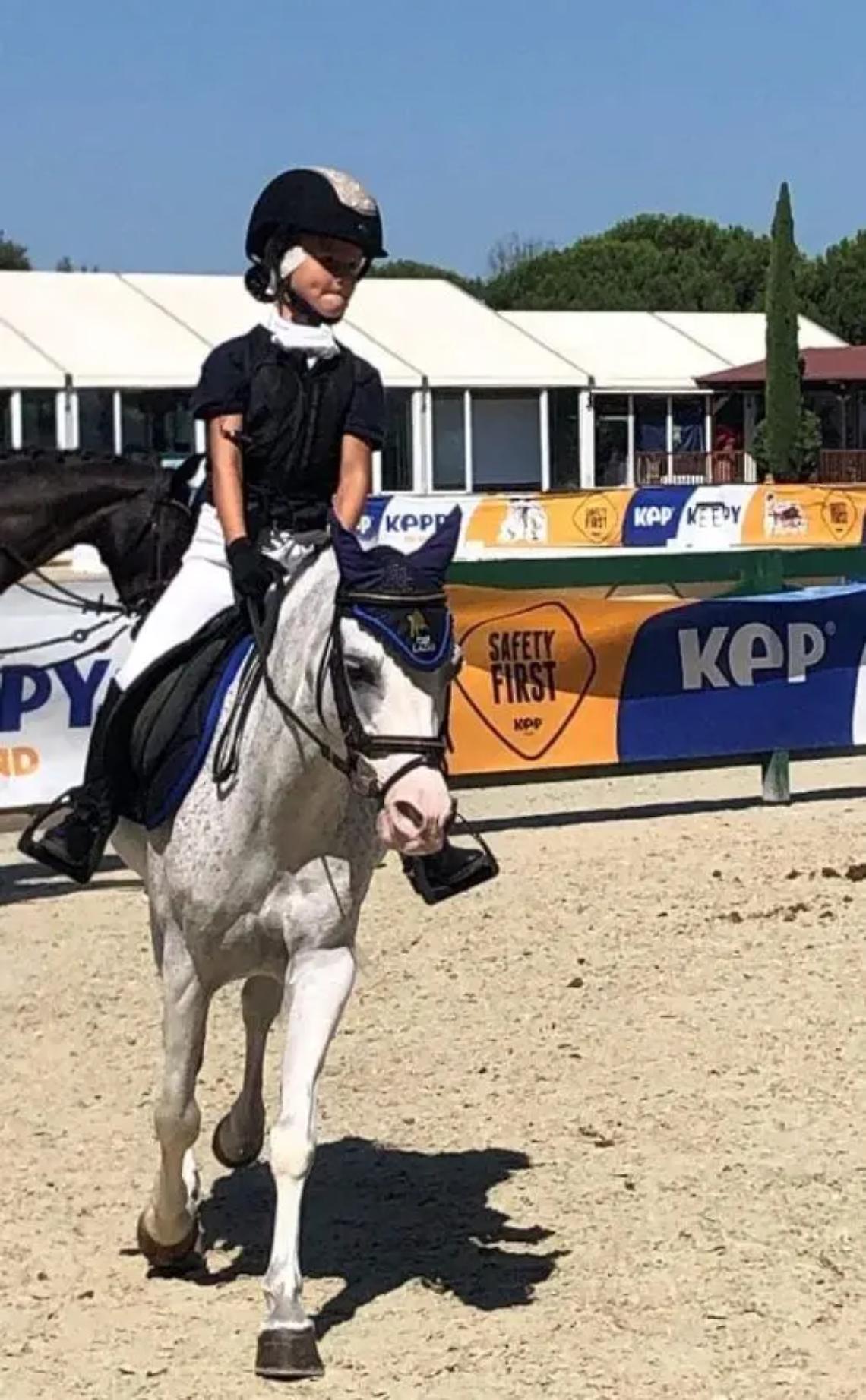 Tolfa festeggia la vittoria delle due medaglie di bronzo conquistate dalla piccola amazzone tolfetana Sofia Mocci alle "Ponyadi 2024"