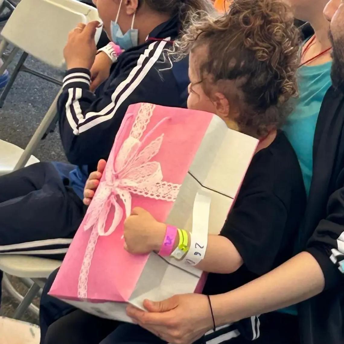 Sbarco Humanity 1, doni della Caritas ai bimbi