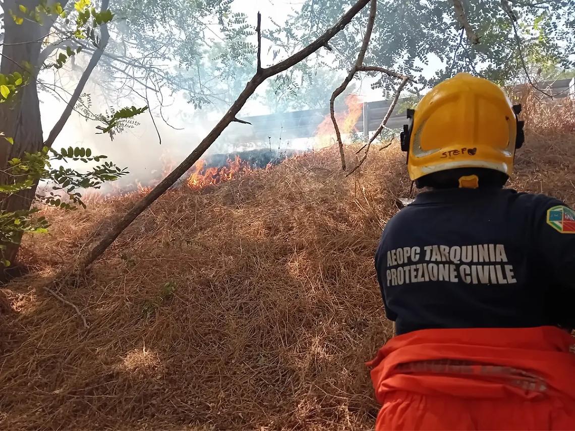 Vasto incendio lungo l&rsquo;Aurelia, uscita centrale