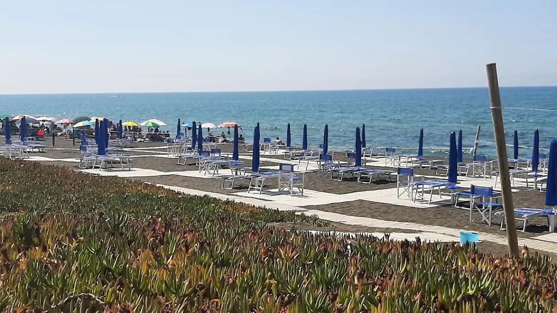 Taglio del nastro per la spiaggia inclusiva