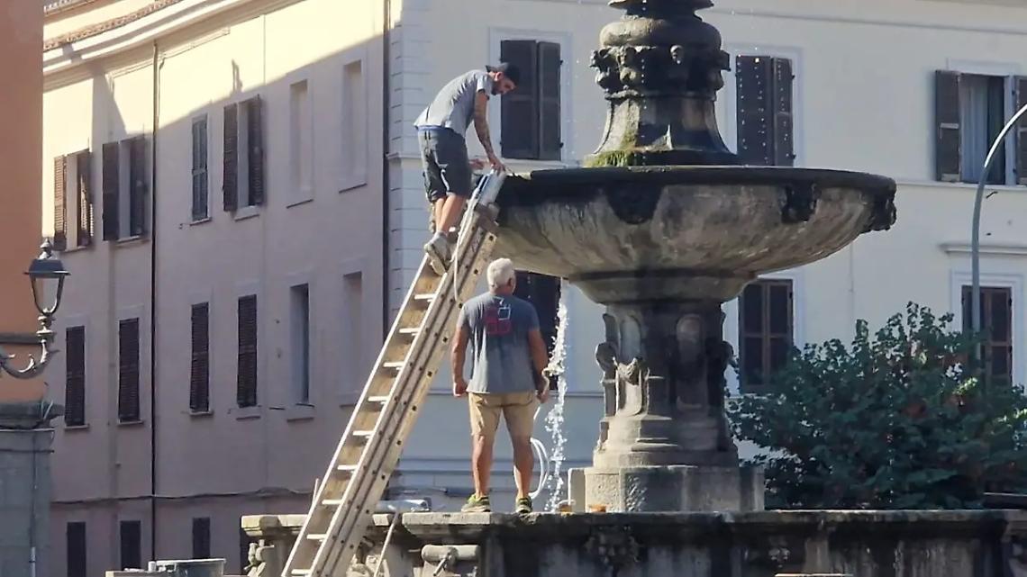 Ripulita la fontana di piazza della Rocca