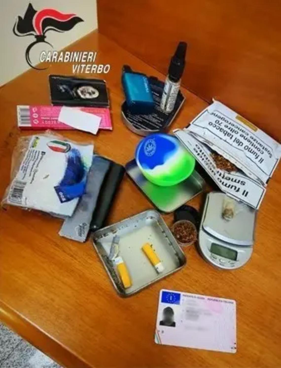 Tentano di disfarsi di uno zaino con l&rsquo;hashish, in due nei guai