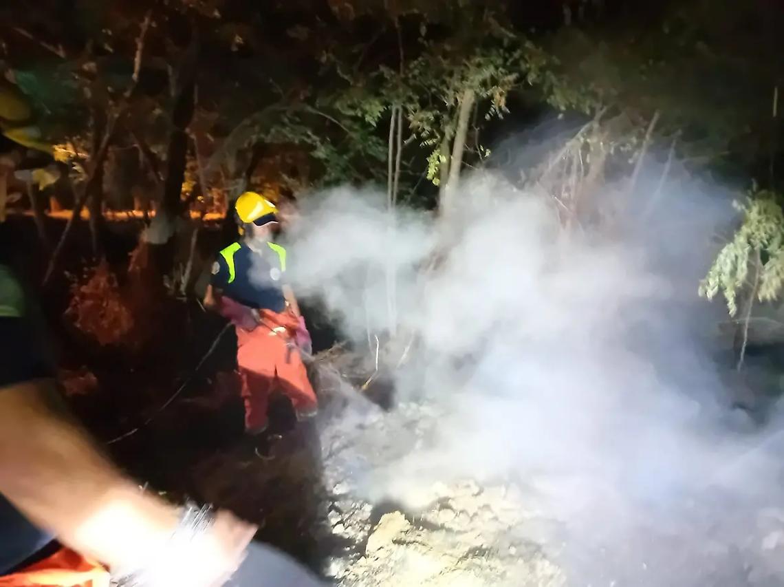 Vasto incendio lungo la strada per l&rsquo;oleificio: intervento dell&rsquo;Aeopc