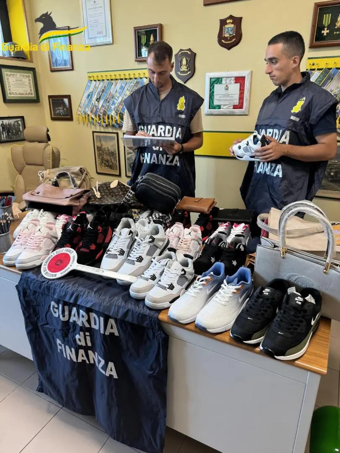 Borse e accessori di noti marchi contraffatti: sequestrati oltre 200 pezzi